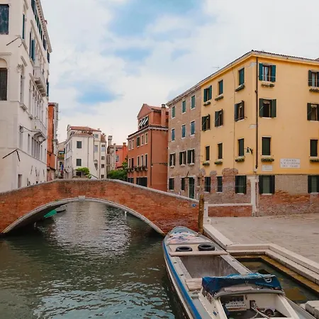 Canale View - S. Agostino Apartment Venice